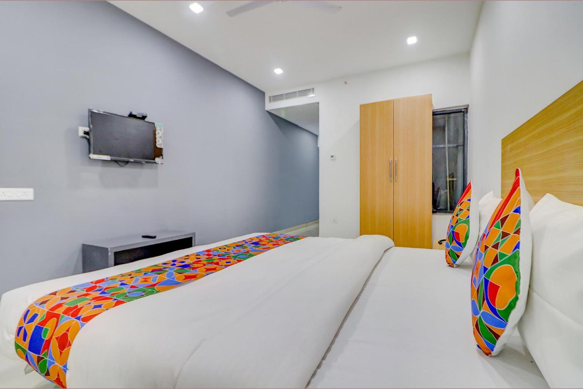 Hotel Fabhotel Premium Kashi